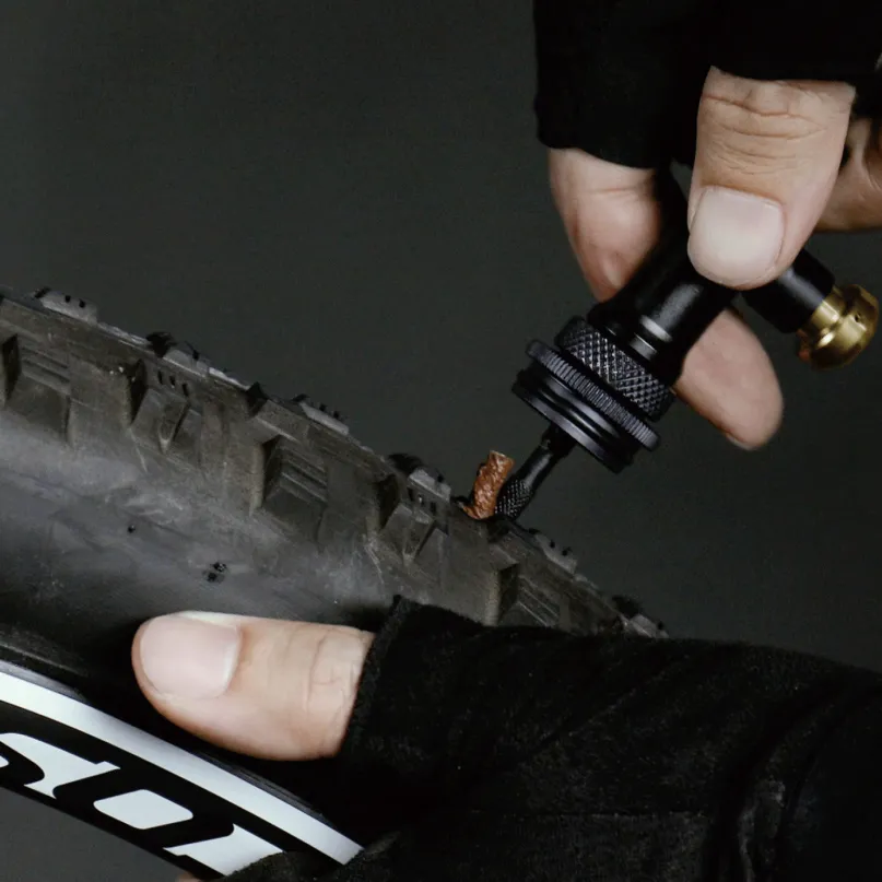Tubi Master X Kartuschenpumpe inkl. Tubeless-Reparaturset & CO2-Kartusche